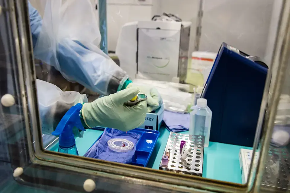 A medical technician tests blood samples during a training exercise. Image by Graham Harrison, Crown copyright. Media file: armyhq_2014_152_op_gritrock_019int.jpg