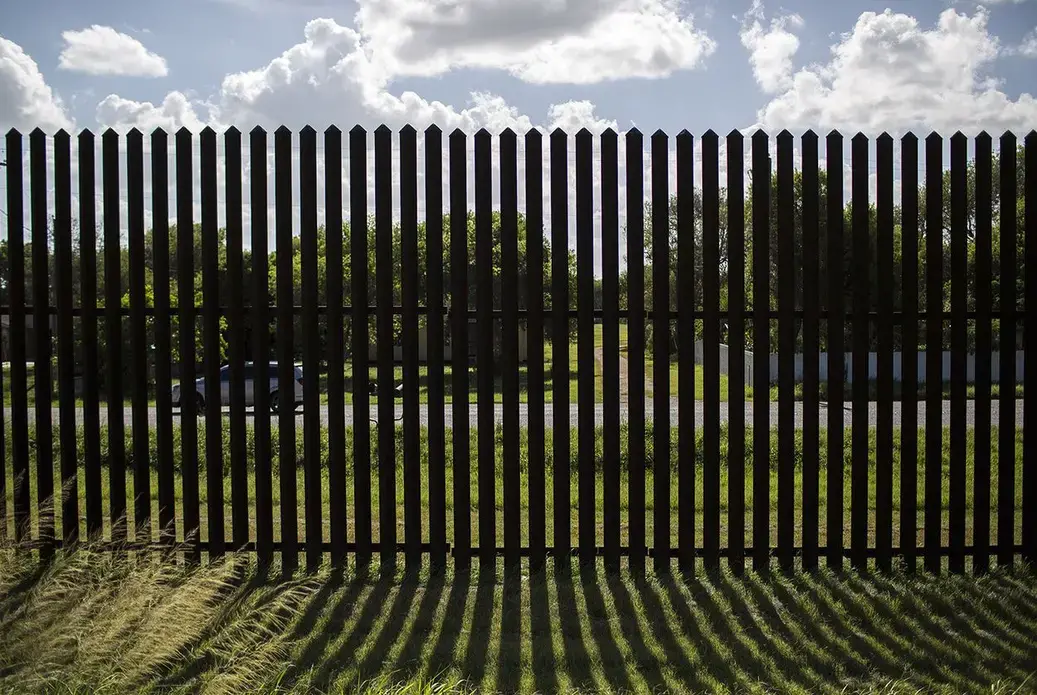 The border fence along Oklahoma Ave. in Brownsville on Aug. 11, 2017. Image by Martin do Nascimento. United States, 2017.