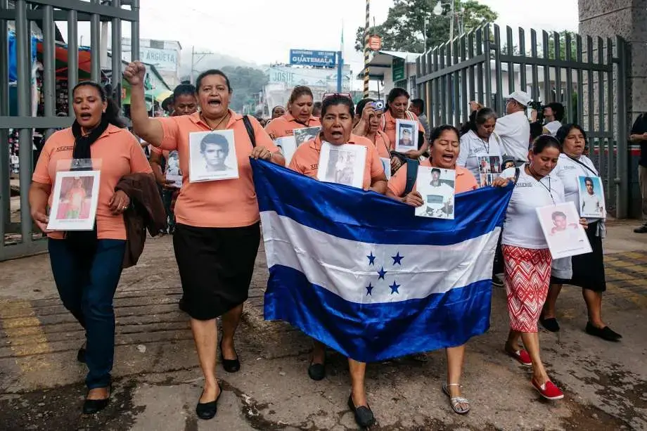 Mothers from Honduras, El Salvador, Nicaragua, and Guatemala cross from Ciudad Cuahutemoc, Guatemala into Frontera Comalapa, Chiapas, Mexico chanting and demanding justice from the Mexican government. Image by Julysa Sosa. Mexico, 2016. Mothers from Honduras, El Salvador, Nicaragua, and Guatemala cross from Ciudad Cuahutemoc, Guatemala into Frontera Comalapa, Chiapas, Mexico chanting and demanding justice from the Mexican government. Image by Julysa Sosa. Mexico, 2016.