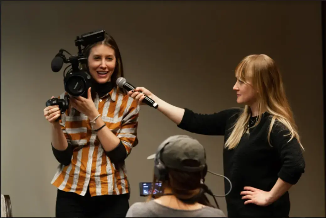 Fimmakers Hanna Miller (left) and Luisa Conlon (right) demonstrate how to use a camera. Image by Claire Seaton. Washington, DC, 2018.