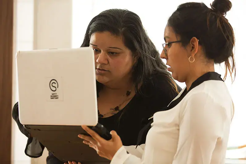 Maggie Loredo and Ximena Ortiz host a resume-writing workshop at Poch@ House. Image by Erika Schultz. Mexico, 2019.