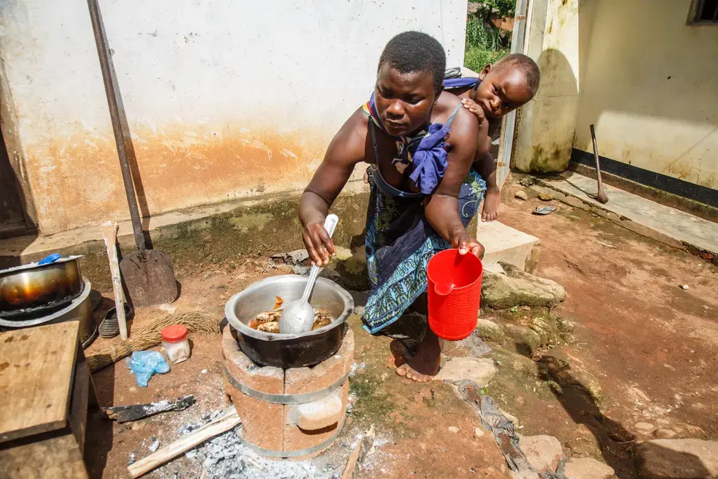 Flora Kandodo from Nessa near Mulanje cooking a cocoyam relish on an ‘improved’ Aleva stove that is almost smoke-free. Image by Nathalie Bertrams. Malawi, 2017.