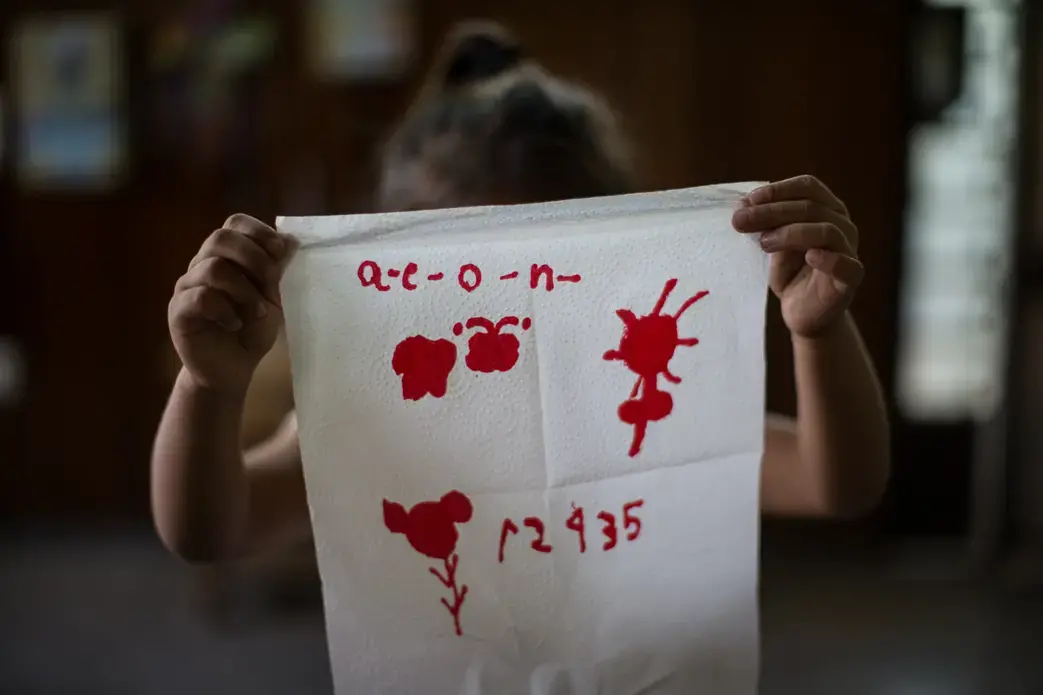 Ashley,6.</p>
<p>Her father was a gang member. As a way of protecting her and her brother's lives, she understands she should not say where she lived or who her father was. At such a young age, she attempted suicide when her father and mother were arrested. The Salvadoran Association Pro-Rural Health helps her with school and guides her grandmother to cooperate in human and educational training.</p>
<p>Image by Almudena Toral. El Salvador, 2018.