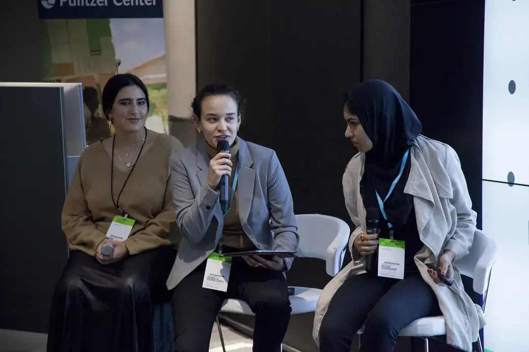 Ayilah Chaudhary, Isabella Palma-Lopez, and Amna Al-Baker (Northwestern University in Qatar) presents his their global reporting project at 2018 Washington Weekend. Image by Jin Ding. United States, 2018.