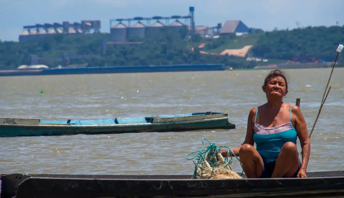 Fisherwoman María Clara Sousa Machado in her canoe on the Tapajós River. Image by Heriberto Araújo. Brazil, 2019.