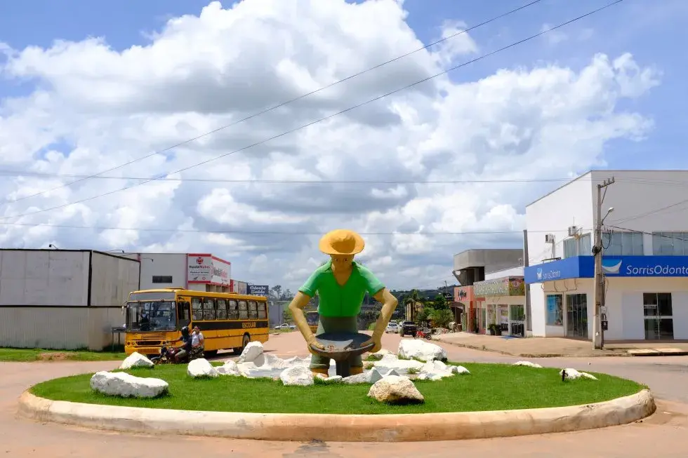 En Novo Progresso, ciudad en Pará que vive de la minería de oro, un monumento fue erigido para homenajear a los “garimpeiros” o buscadores de oro a pequeña escala, a pesar de los impactos que este tipo de minería, que suele usar mercurio, tiene en la naturaleza. Foto por Melissa Chan. Brasil, 2019.