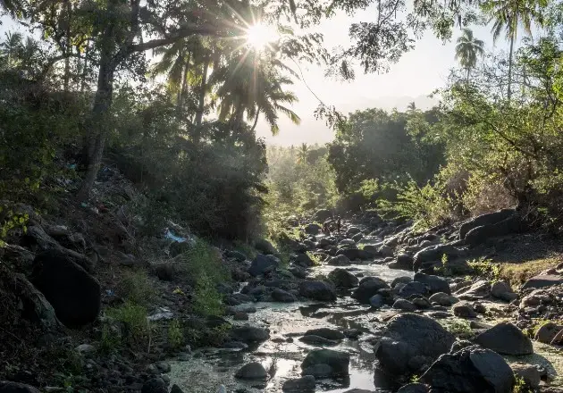 Los ríos como el Gombeni casi se han secado en la temporada de sequía en Anjouan, parte de las Comoras. Foto por Tommy Trenchard/The New York Times. Comoros, 2019.