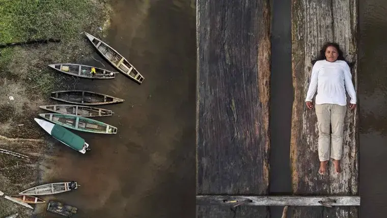 Right: Lilia leaning against the Tarapoto river. Left: Some local fishermen's boats in the community where Lilia lives, along the Tarapoto River. Images by Pablo Albarenga. Colombia, 2020.