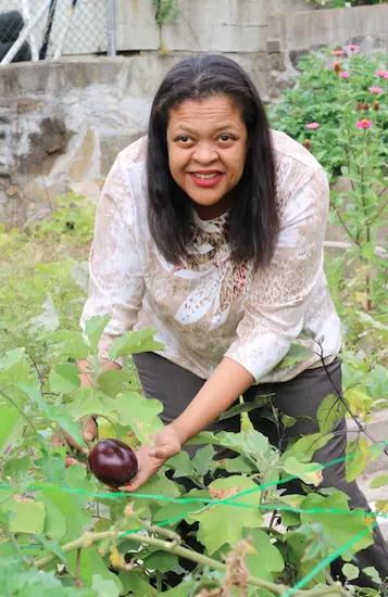 After suffering from the first symptoms of diabetic retinopathy, Anna Rodriguez decided to leave behind fast food and begin a plant-based diet. Image by Muriel Alarcón Luco. United States, 2020. After suffering from the first symptoms of diabetic retinopathy, Anna Rodriguez decided to leave behind fast food and begin a plant-based diet. Image by Muriel Alarcón Luco. United States, 2020.