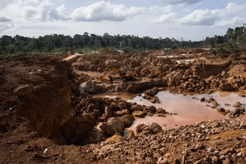 In easily accessible settlements like Brownsweg, a small Maroon village in Suriname's interior, a majority of the population is involved in mining. A mining site in a small Maroon village in Suriname.