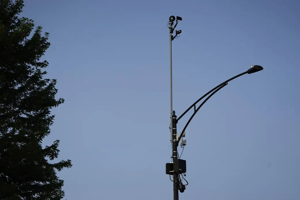 2000-2.jpeg Light pole