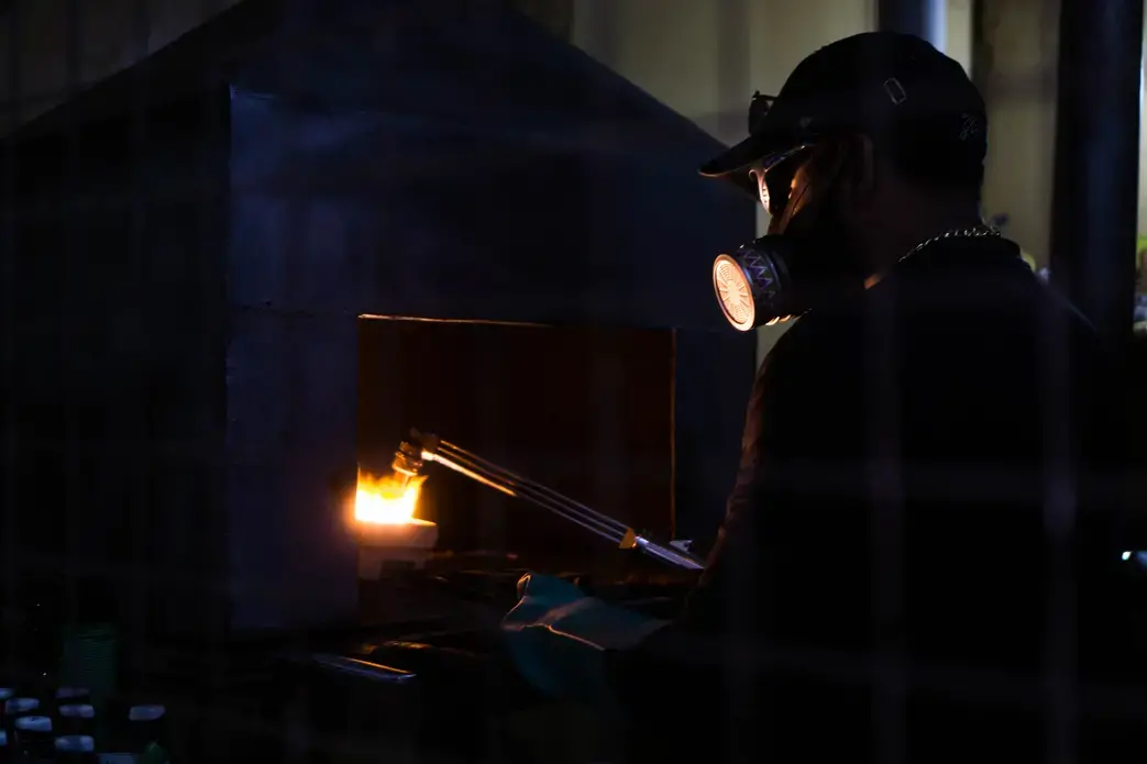 DSC07026.jpg Man in a small refinery melts gold and burns the mercury. He uses a mask to avoid the toxic vapor