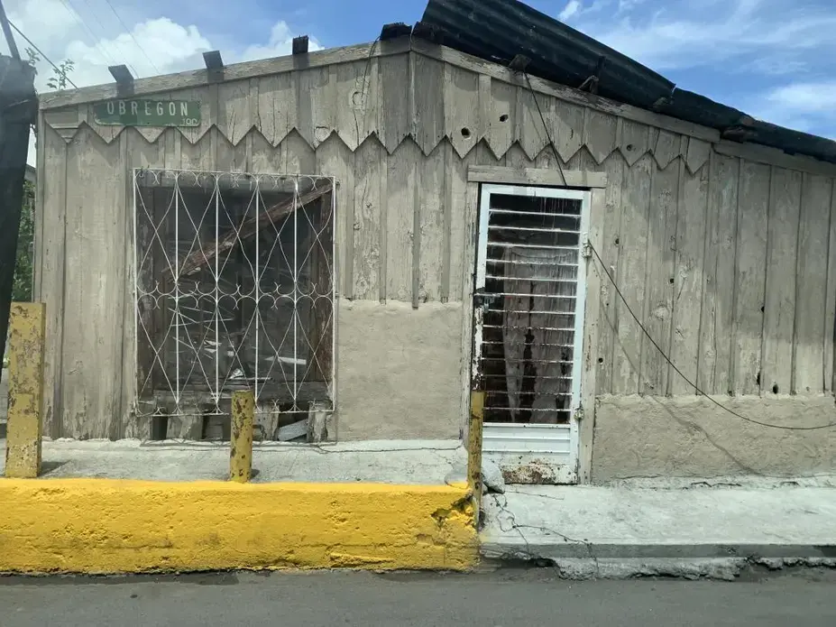IMG_1115_(1)_(2).jpeg One of the many abandoned homes in Nuevo Laredo. Image by Pamela De La Cruz. Mexico, 2021.