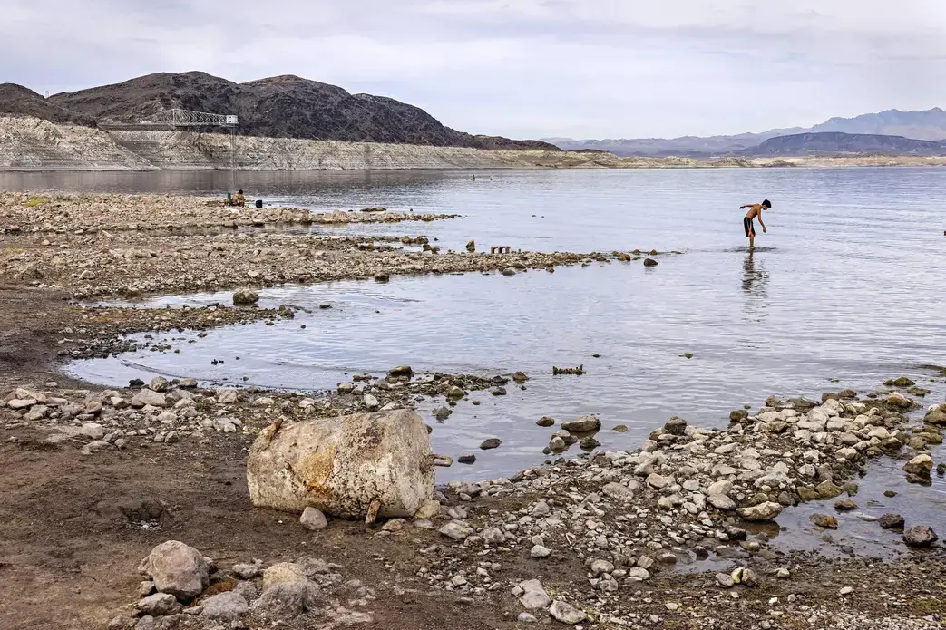 oNFKkZgK4K7mG0XguewgmYz605M5YnYL5nnz9Wjh6P0L5YEu6r.jpeg A child plays in a drying lake