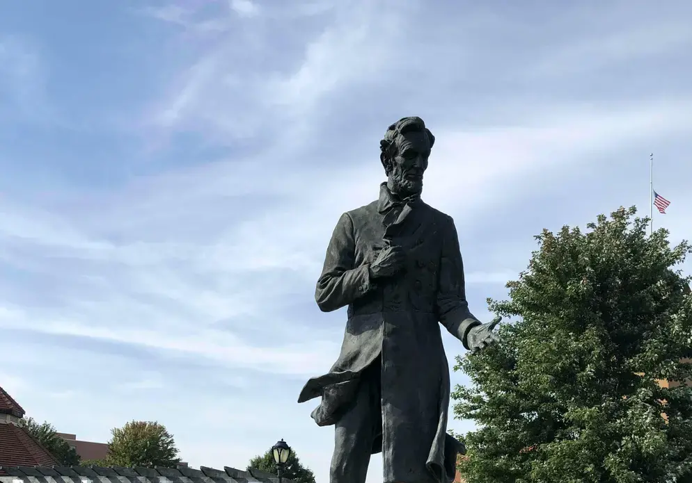 Abe Lincoln-Springfield, IL.jpg Abraham Lincoln statue