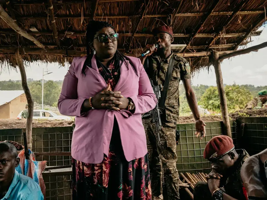 Peace activist Faila Kataliko speaks to soldiers at a dialogue between civilians and army troops in Beni, Congo. Image by Hugh Kinsella Cunningham. Congo, 2022.