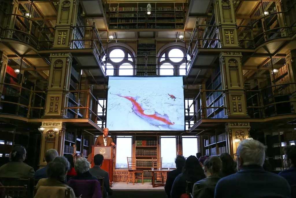 George Steinmetz presents his photography in the Georgetown University Riggs Library. Image courtesy of GU Berkley Center. USA, 2019. 
