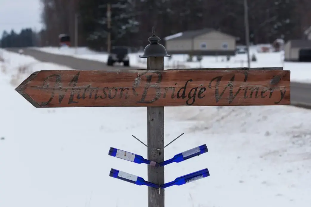 A sign directs motorists to Munson Bridge Winery. Image by Mark Hoffman. United States, 2019.