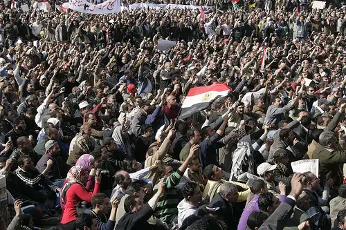 Egyptians gather in Tahrir Square. Image by Nasser Nouri, Flickr. Egypt, 2011. Media file: 5410427283_f5ba67e9c8.jpg