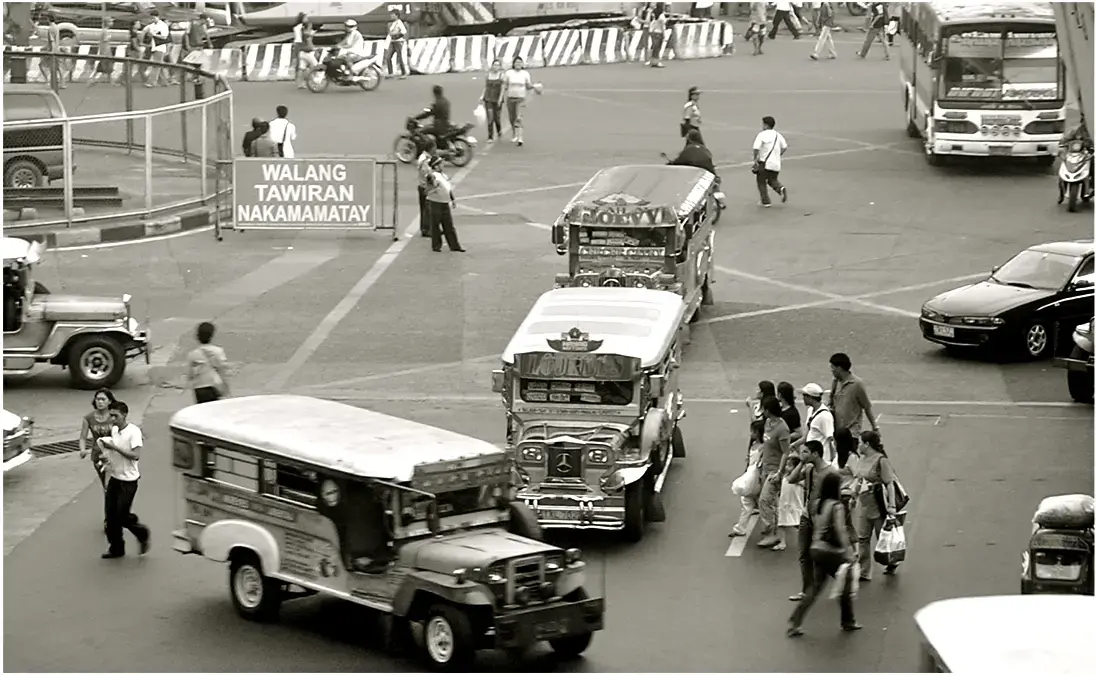 Metro Manila’s problem: When it comes to crossing the streets, it’s every person for him- or herself. As a result, walking in the megacity can be fatal. Image by Dinna Louise C. Dayao. Philippines, 2017. 