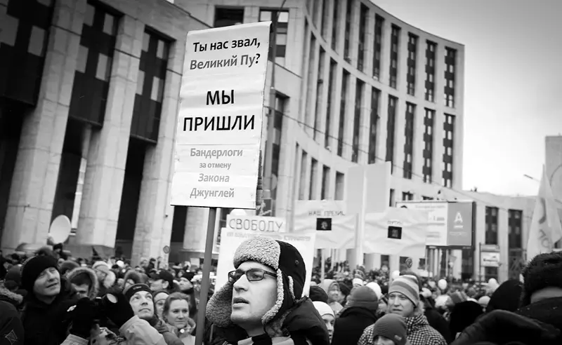 Tens of thousands of people rallied in central Moscow in a show of anger at alleged electoral fraud in December 2011. Image by Anna Kucherova (photo.maru), Flickr. Russia, 2011. Media file: 6571738891_9a9a436628_b.jpg