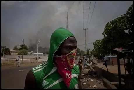 Youths setting up barricades in the predominantly Muslim area of Ungwarimi, Kaduna. Image by Bénédicte Kurzen. Nigeria, 2011. Media file: BK-201104-Nigeria-violence-03_10506.jpg