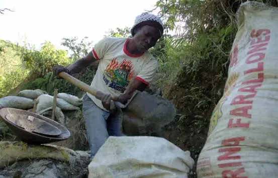 Media file: Colombia_Miners_NadjaDrost.jpg