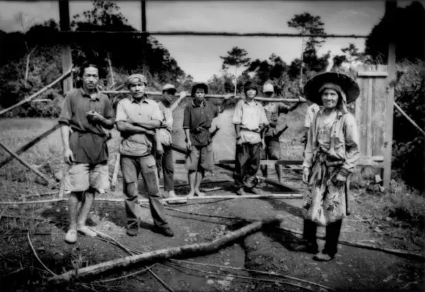 The Penan clan build a barricade to block Samling Global Limited loggers from accessing a forest in Sarawak. Image by James Whitlow Delano. Malaysia, 2011. Media file: Delano_Malaysia_Little_People_003.jpg