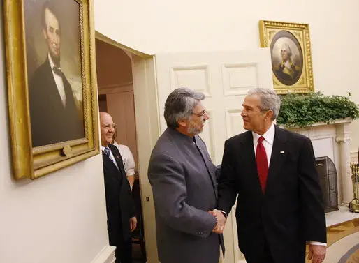 U.S. President George W. Bush welcomes President Fernando Lugo of Paraguay to the Oval Office, Monday, Oct. 27, 2008, for their meeting at the White House. Image by Eric Draper for the White House. United States, 2008. Media file: Fernando_Lugo_George_W_Bush_20081027_1.jpg