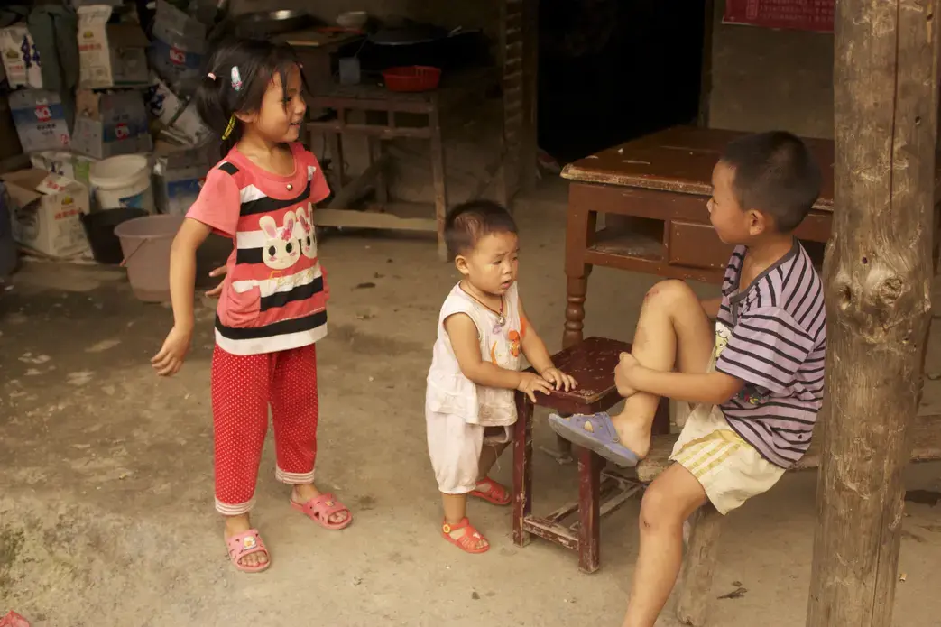 Children playing outside their home in the village of Lang Shi Cun in Hunan Province. Image by Deborah Jian Lee. China, 2011. Media file: IMG_1679.jpg