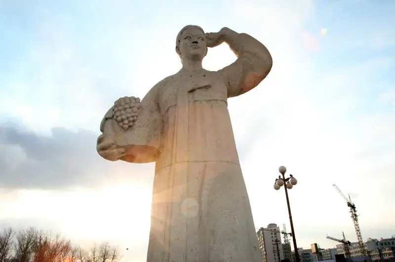 A statue of a Korean woman in the town of Yanji, close to the border with North Korea. The town is part of the Korean Autonomous Prefecture in China's northeast. Jilin Province, China. 2011. Media file: Jalin-crystal-meth-korea-china-border_10969.jpg