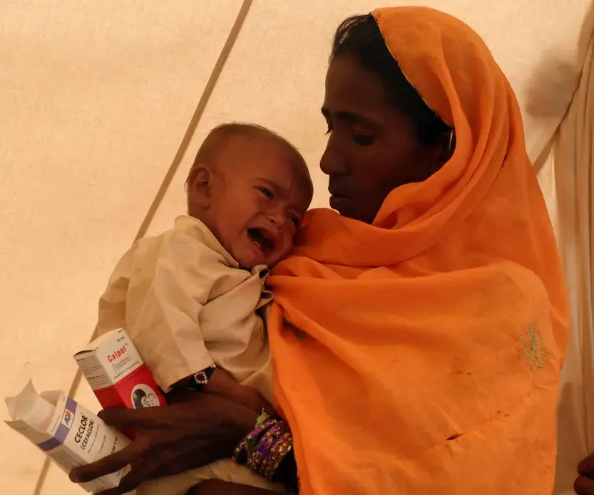 Relief Camps provide temporary homes for those displaced by Pakistan's flood of 2010. Image by Deena Guzder. Pakistan, 2010. Media file: Pakistan_Flood_Relief_Camps.jpg