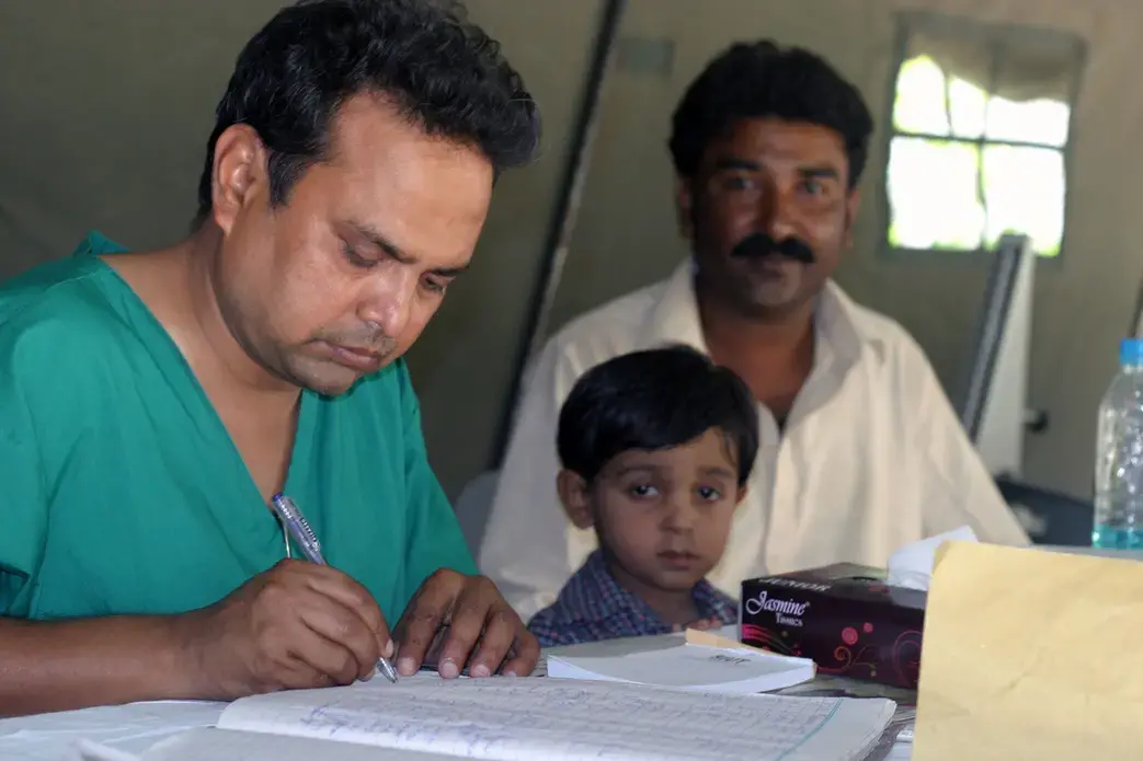 S.I.U.T. doctors in a Pakistan relief camp. Image by Deena Guzder. Pakistan, 2010. Media file: Pakistan_Relief_Camps.jpg