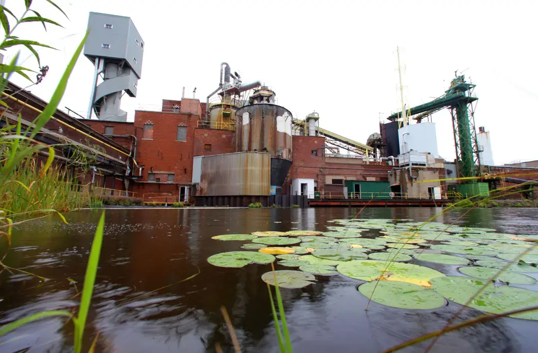 The Flambeau River Papers mill is seen with the Flambeau River in the foreground. Image by Mike De Sisti. USA, 2012. Media file: Paper Pixel - Wisconsin - Park Falls mill p 030 , mjs, mjd, news.JPG