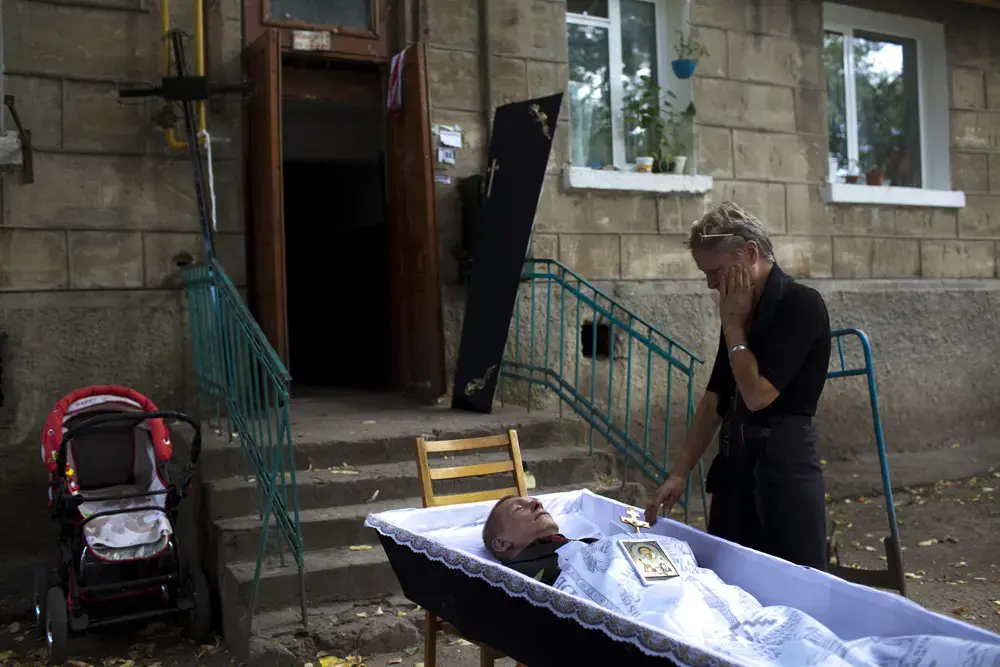 A mother mourns her son in Balti, Moldova. Like many inmates in the former Soviet Union, Dumutru Stupalov contracted multidrug-resistant tuberculosis in prison. Image by David Rochkind. Moldova, 2010. Media file: Rochkind-tb.jpg