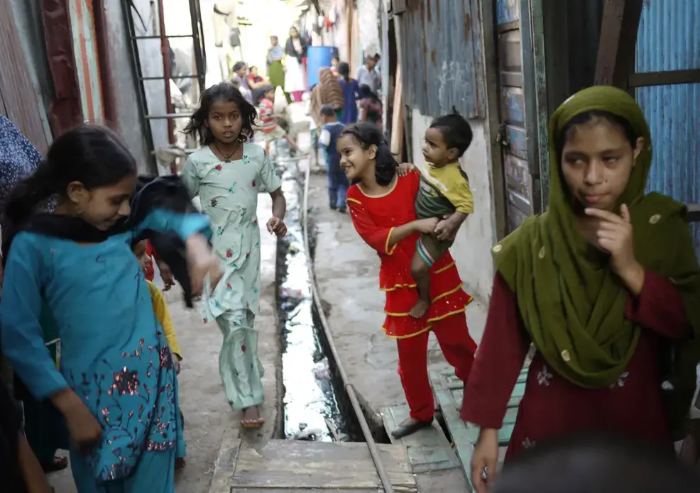 Media file: Stepping carefully in Mumbai.jpg