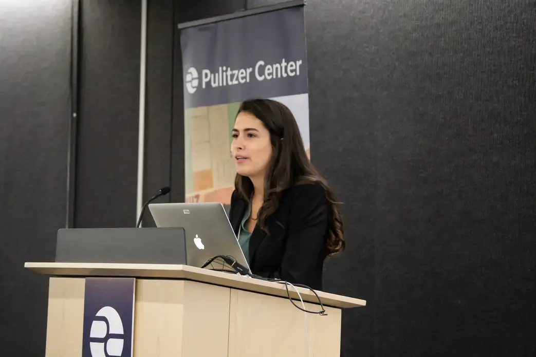 Mariana Rivas from Texas Christian University presents her reporting on children born in Colombia to Venezuelan parents. Image by Nora Moraga-Lewy. United States, 2019.