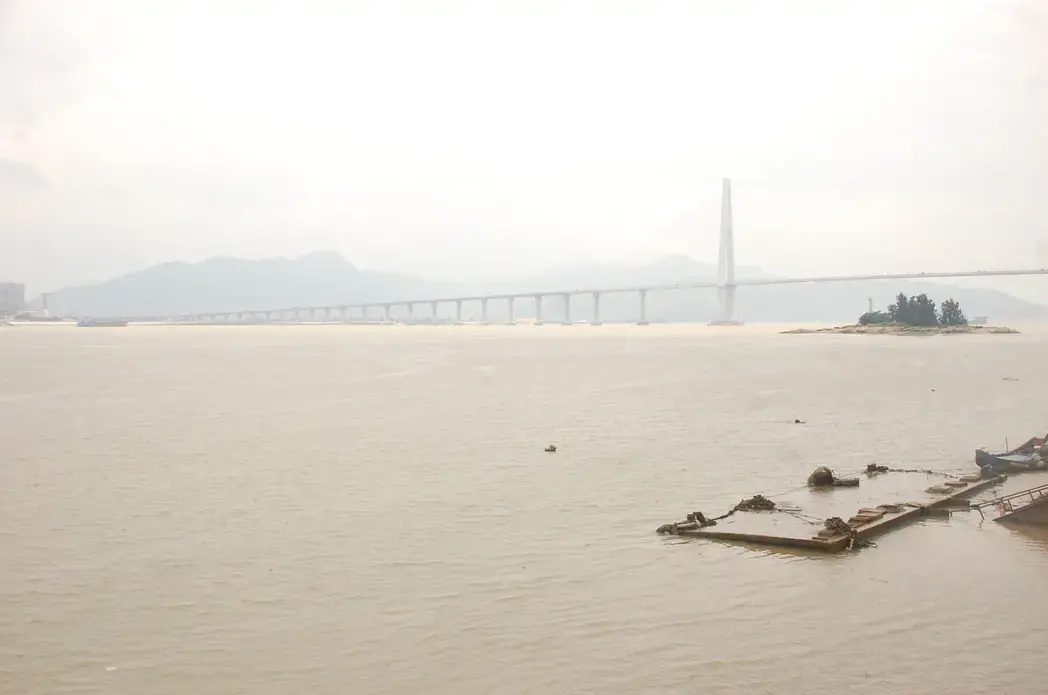 The bridge across the Min River. Image by Rong Xiaoqing. China, 2016. The bridge across the Min River. Image by Rong Xiaoqing. China, 2016.