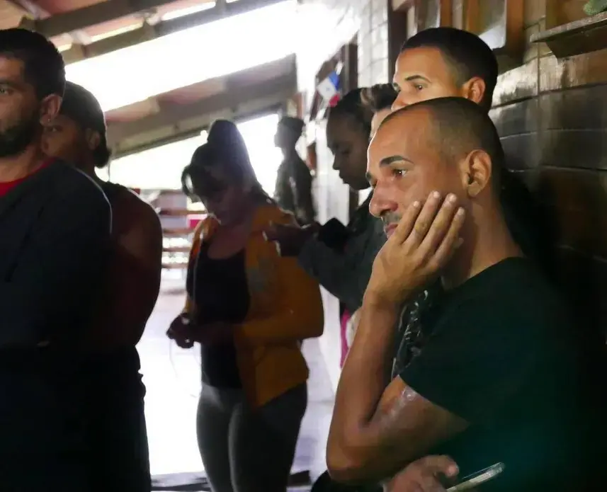Cuban migrants stranded in Panama talk to journalists at the camp where they are housed in Gualaca in the western province of Chiriquí. Image by José A. Iglesias. Panama, 2017.