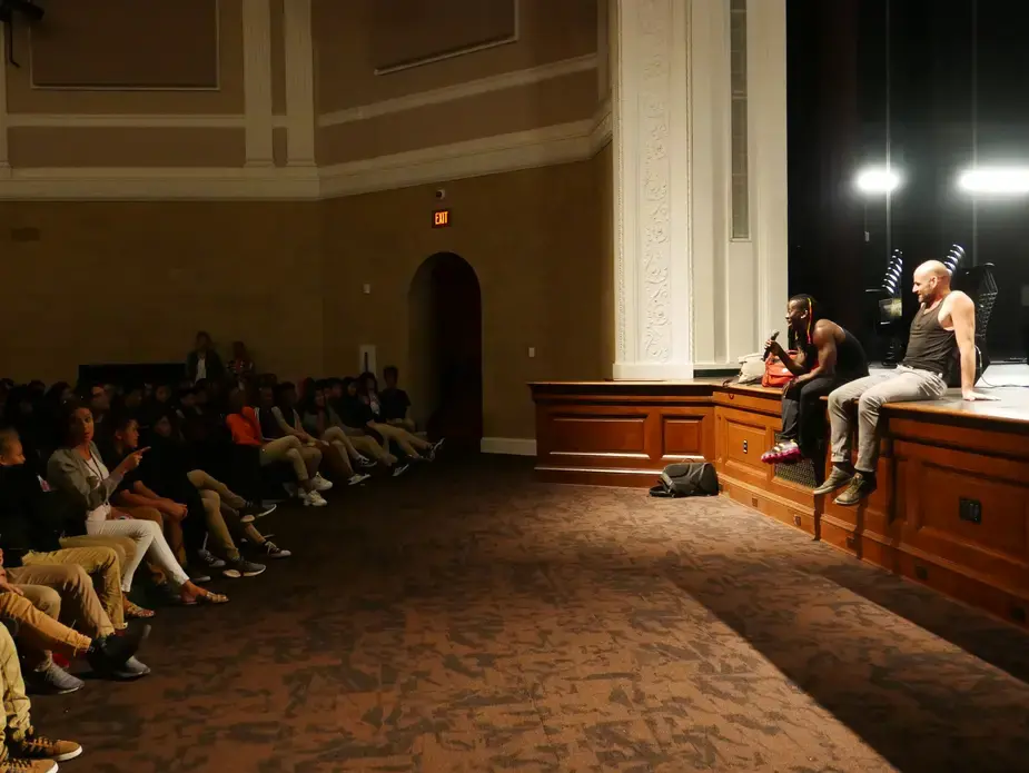 Guillaume Saladin and Yamoussa Bangoura talk to a group of students from three different high schools at Theodore Roosevelt High School in Washington, DC. Image by Meerabelle Jesuthasan. USA, 2019. Guillaume Saladin and Yamoussa Bangoura talk to a group of students from three different high schools at Theodore Roosevelt High School in Washington, DC. Image by Meerabelle Jesuthasan. USA, 2019.