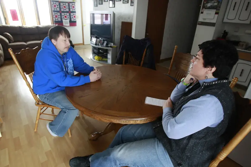 Paul Drees discusses his son, Steven, with reporter Meg Jones. Image by Rick Wood, Milwaukee Journal Sentinel. United States, 2011.