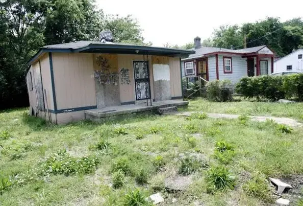 This house in the Riverview neighborhood in South Memphis was used by the Craig Petties organization, according to law enforcement. Petties grew up nearby. Image by Alan Spearman. United States, 2010. Media file: drug.trade_.memphis.jpg