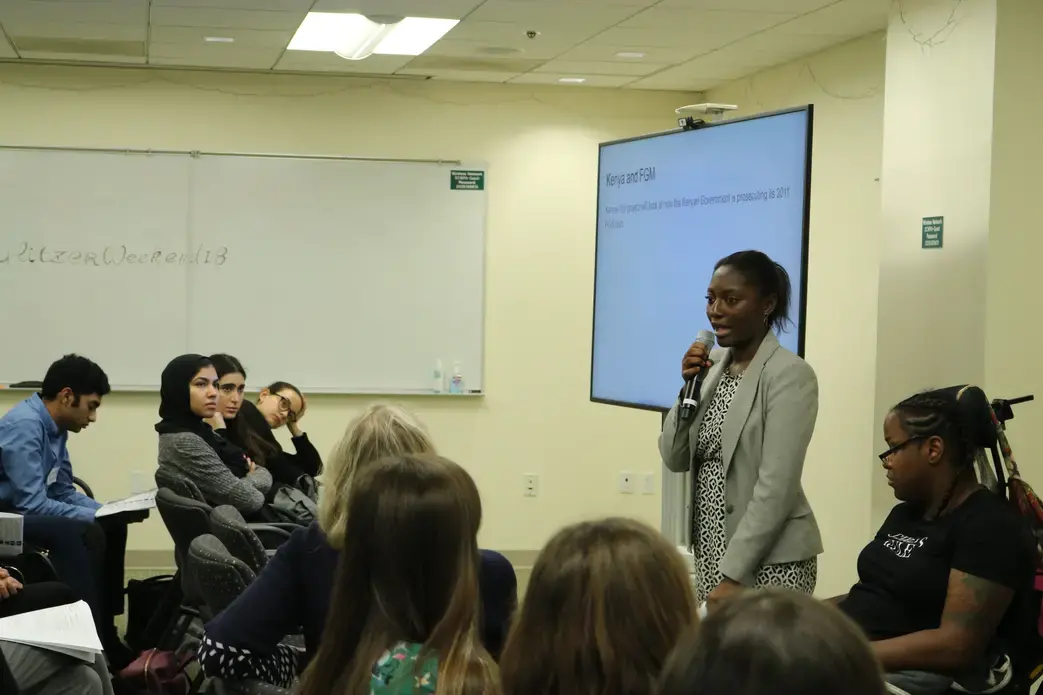 Merdie Nzanga (Howard University) presents her global reporting project at Washington Weekend. Image by Karena Phan. United States, 2018.