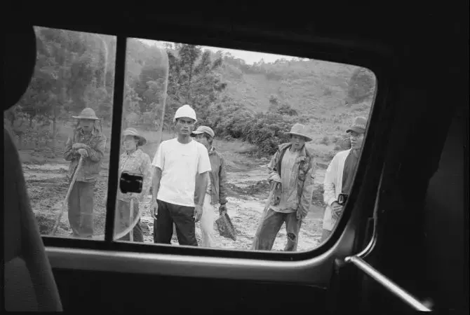 An engineer and Burmese laborers on the gas and oil pipeline that carves its way from Kunming in China to the Indian Ocean on the coast of Burma. Built and designed by the China National Petroleum Corporation, the pipeline will be 2,800 km long once complete. Image by Gary Knight. Burma, 2012. Media file: gmk_bur__071.jpg