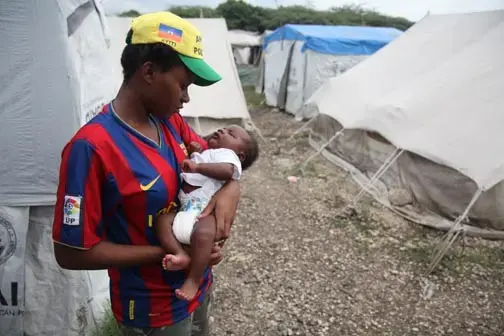 Image by Andre Lambertson, Haiti, 2010. Media file: haiti-earthquake-women21_9333_9655.jpg