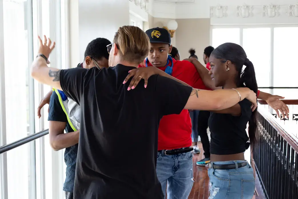 Students work with their journalist mentor, Dominic Bracco, in an exercise to understand how to light an interview subject with natural light. Image by Claire Seaton. United States, 2019.