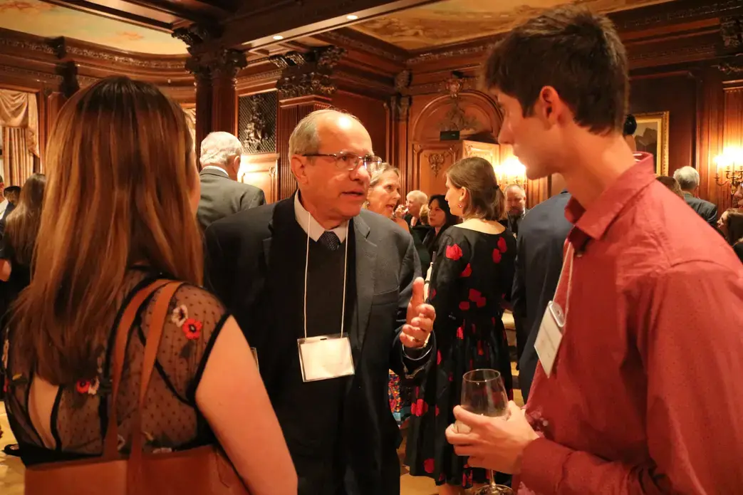 William Freivogel, journalism professor at Southern Illinois University Carbondale, talks with student fellows Ingrid Holmquist and Tomas Posada. Image by Karena Phan. United States, 2018.