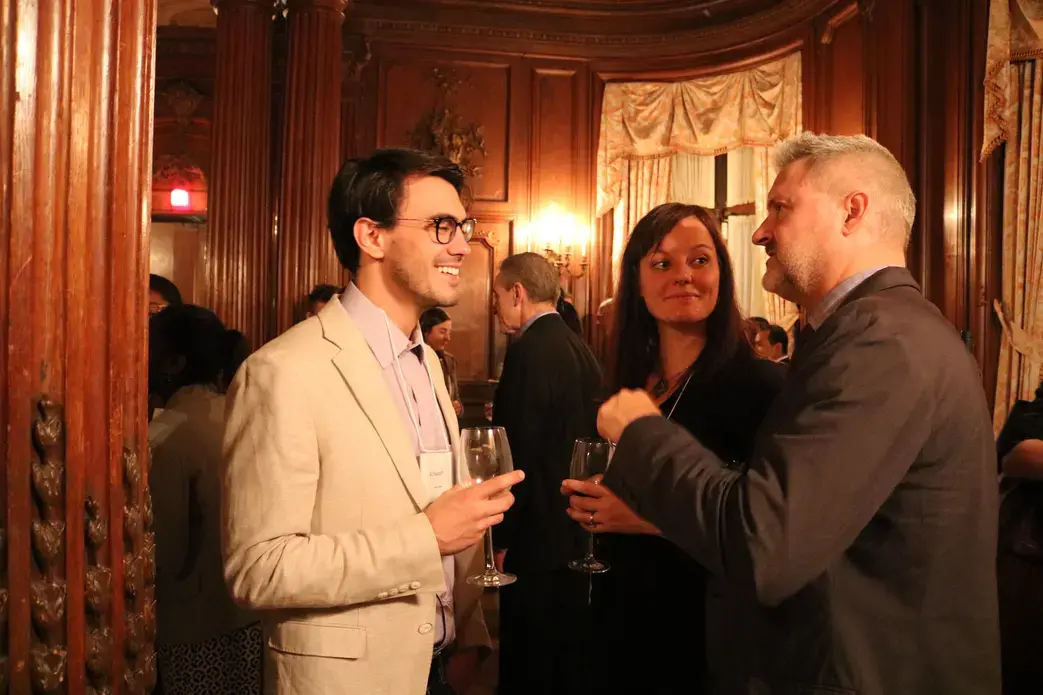 Student fellow A.J. Naddaff talks with Pulitzer Center Senior Producer Steve Sapienza and Madlen Seyfferth. Image by Karena Phan. United States, 2018.