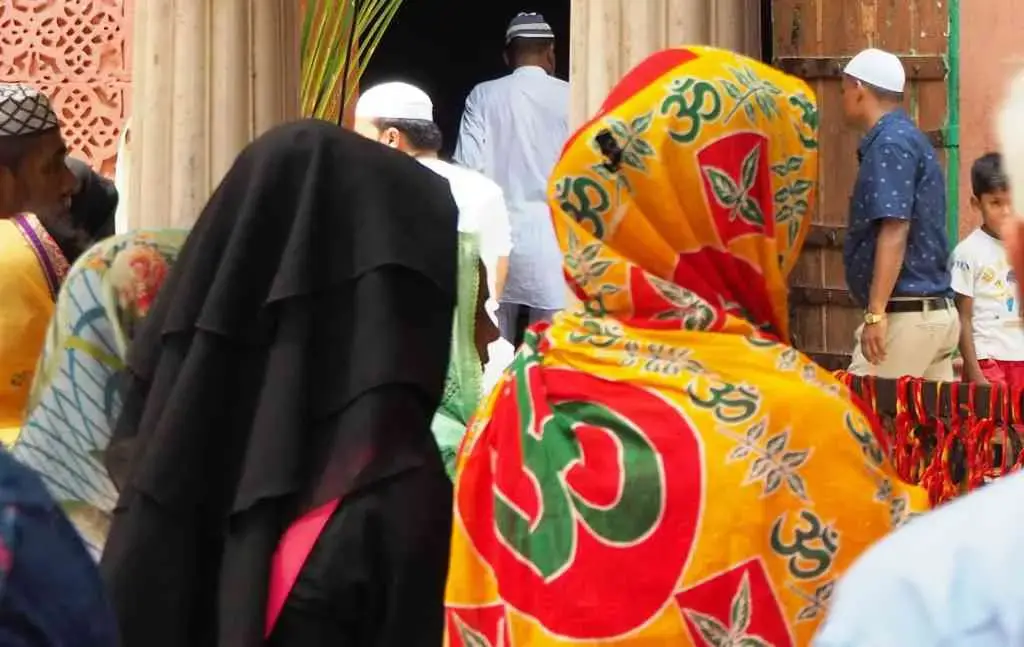 Muslim and Hindu women praying at the dargah of Nizamuddin Auliya in Delhi. Image by Nikhil Mandalaparthy. India, 2019.