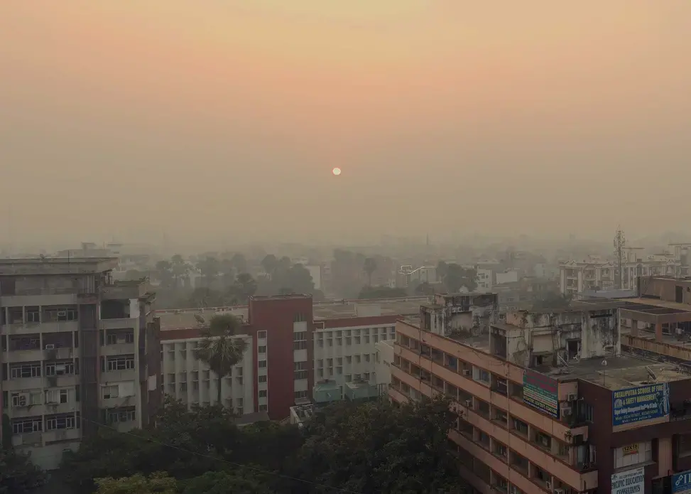 The pollution in the city  builds during the day in sync with heavy traffic and dust thrown into the atmosphere from thousands of construction and highway projects. Image by Larry C. Price. India, 2018.